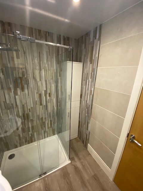 Marble-effect shower over bath