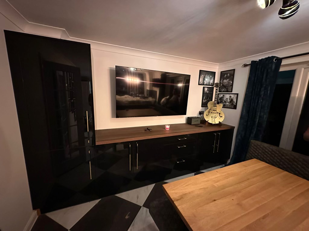Wren gloss-black kitchen — wider view
