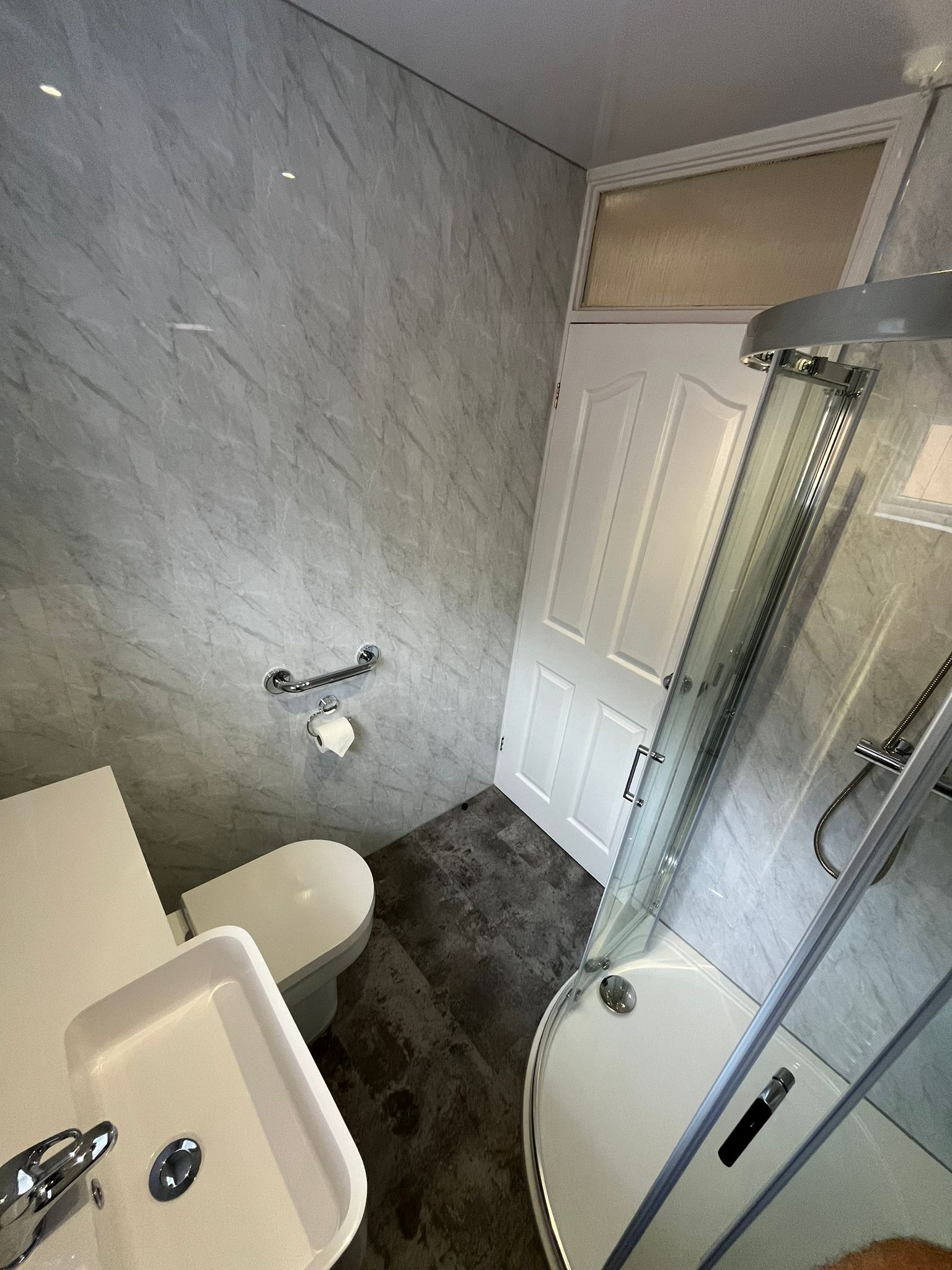 Freestanding bath with feature wall