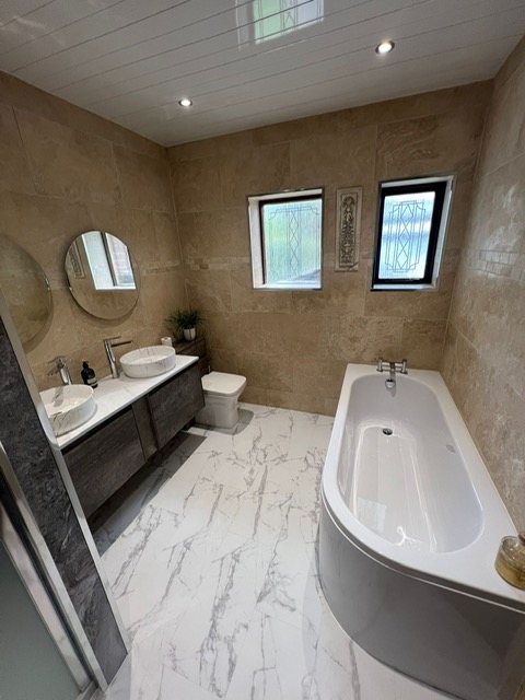 Curved bath with oak-slat feature wall
